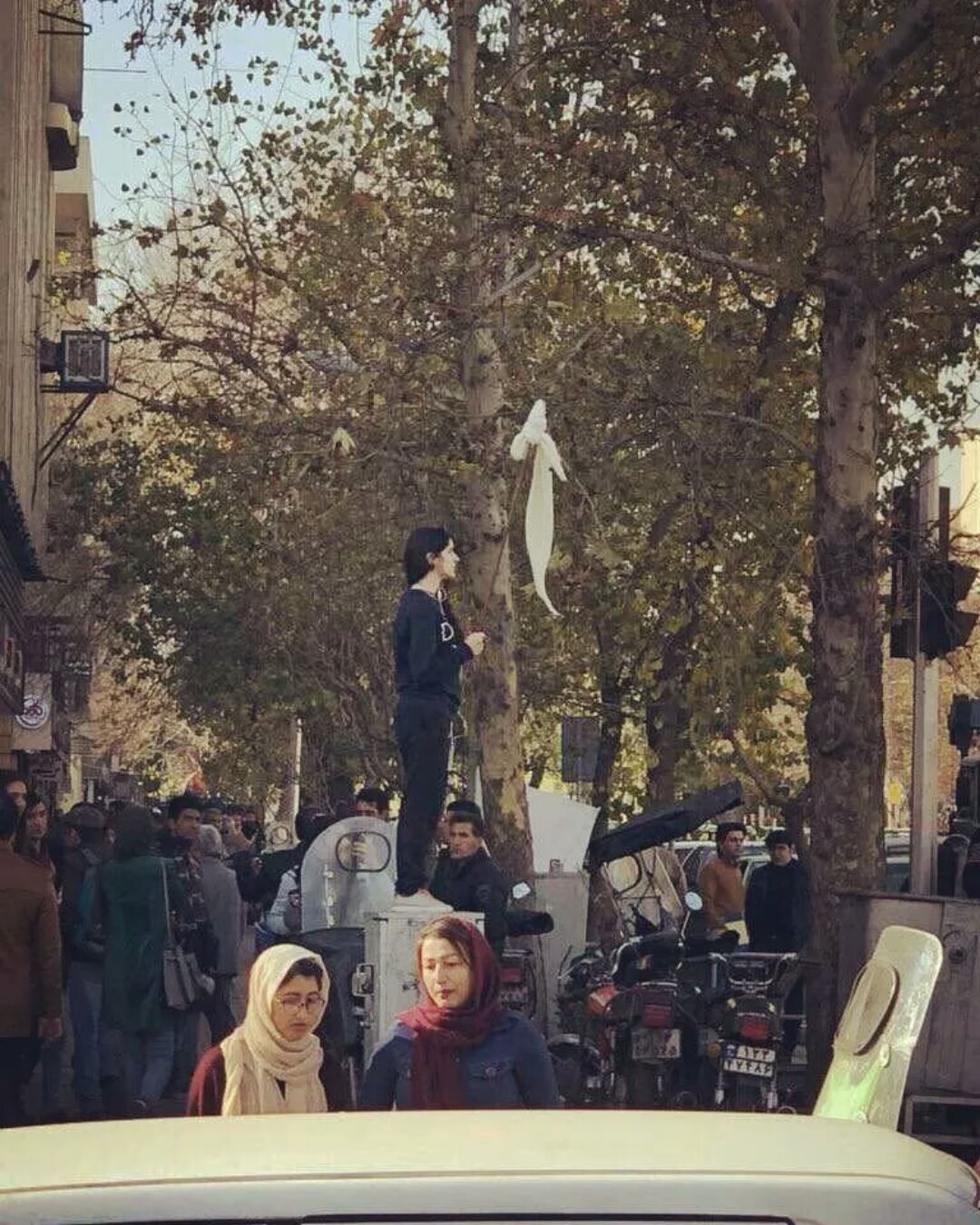 从抗议到暴动：伊朗起义三日谈-激流网