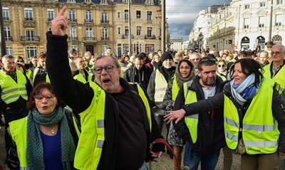 法国“黄背心”在抗议什么？-激流网