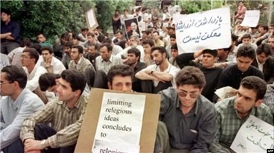 苏莱曼尼死后的伊朗：有人痛哭，有人做蛋糕庆祝-激流网