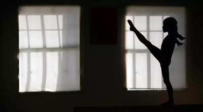 美国体操界黑幕：百名女性遭队医性侵，受害者父亲自杀-激流网