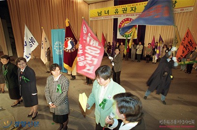 韩国妇女运动史：在运动中，女性身份浮出地表-激流网
