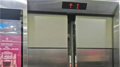 “强奸式”电梯广告-激流网