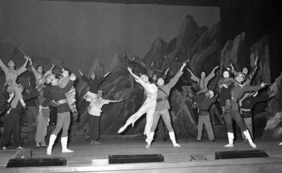 在日本唱《义勇军进行曲》：松山芭蕾舞团与日本左翼文艺-激流网