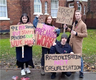 英国利兹大学UCU发动罢工：纠察线上的罢工者们-激流网