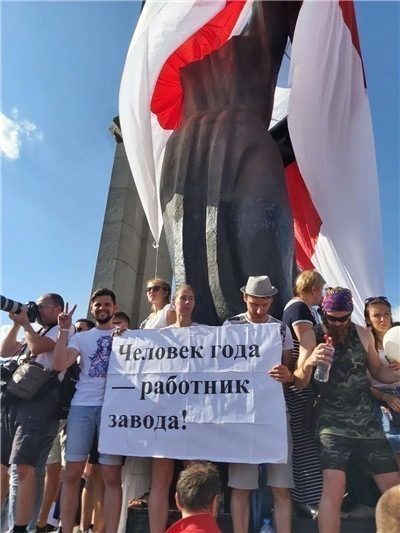 风暴中的白俄罗斯人：年轻人冲在抗议前线，警察和国企员工罢工，第五大城市倒戈-激流网